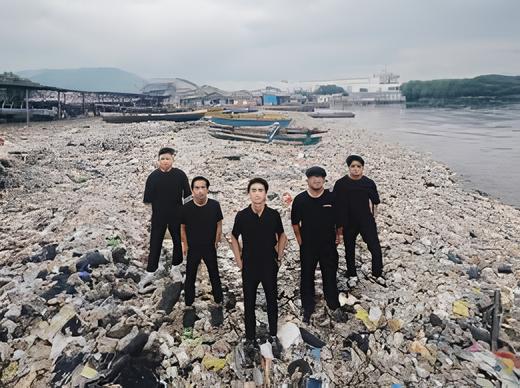 Foto Pandawara Group ketika membersihkan lingkungan oleh Media Indonesia