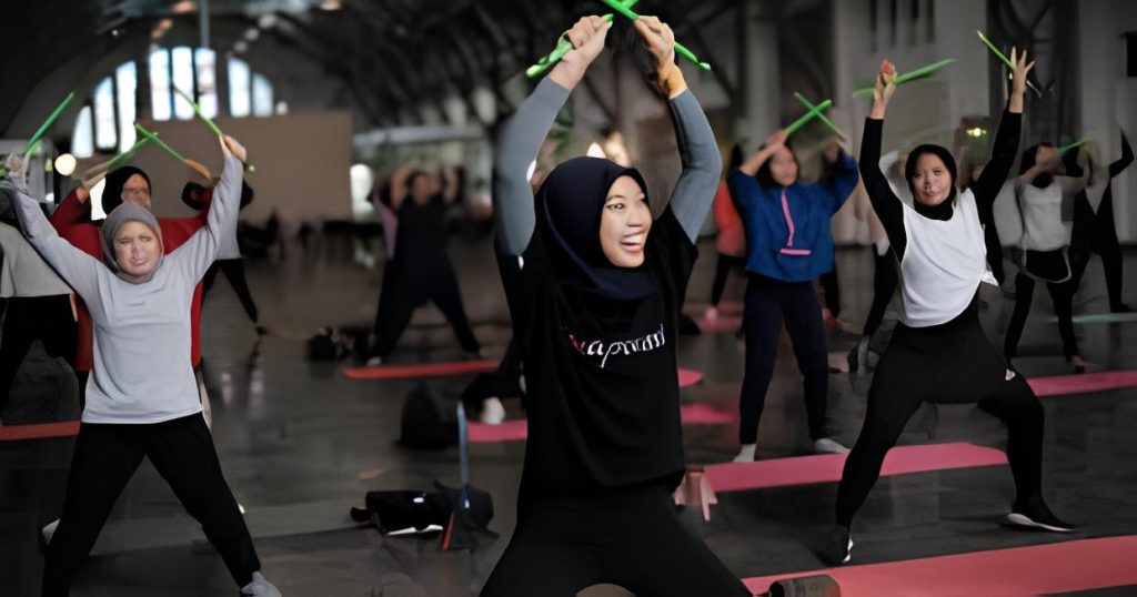 Foto olahraga pound fit yang menggunakan pound fit stick oleh Hypeabis