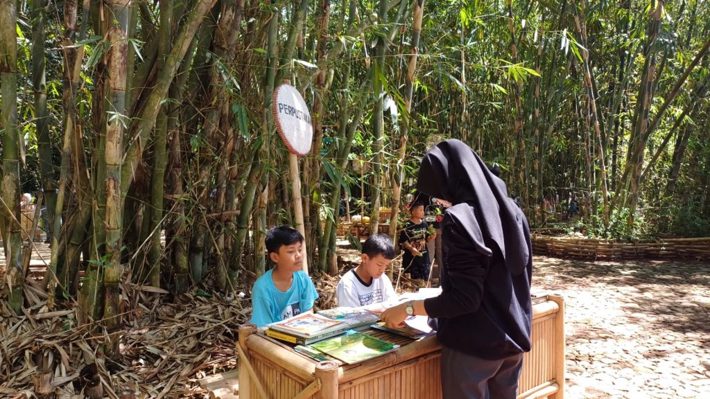 Foto Perpustakaan mini yang ada di Pasar Papringan Temanggung