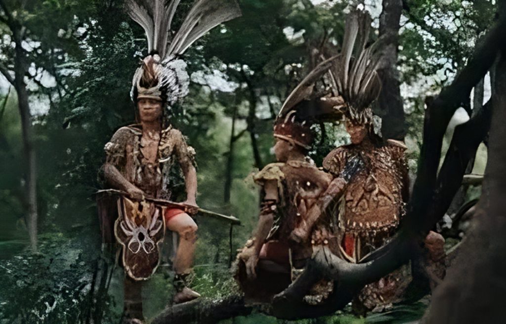 Foto Suku Dayak yang terkenal dengan bela diri untuk kemampuan berperang oleh Kompas Regional