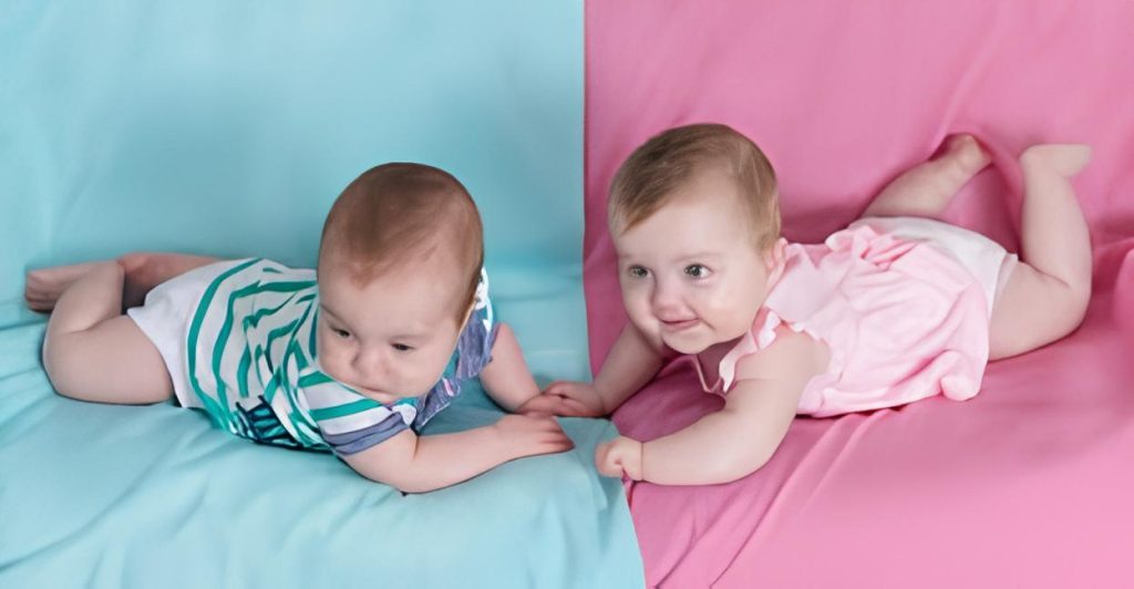 Foto bayi laki-laki dan perempuan yang identik dengan warna biru dan pink oleh Hipwee