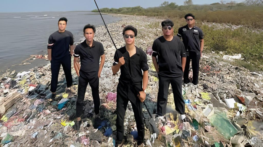 Foto Pandawara Group terkait aksinya dalam membersihkan sampah oleh Tribun jabar