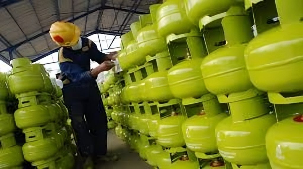 Foto gas elpiji 3 kg yang harus diperjual belikan di pangkalan resmi milik Pertamina oleh Liputan6.com