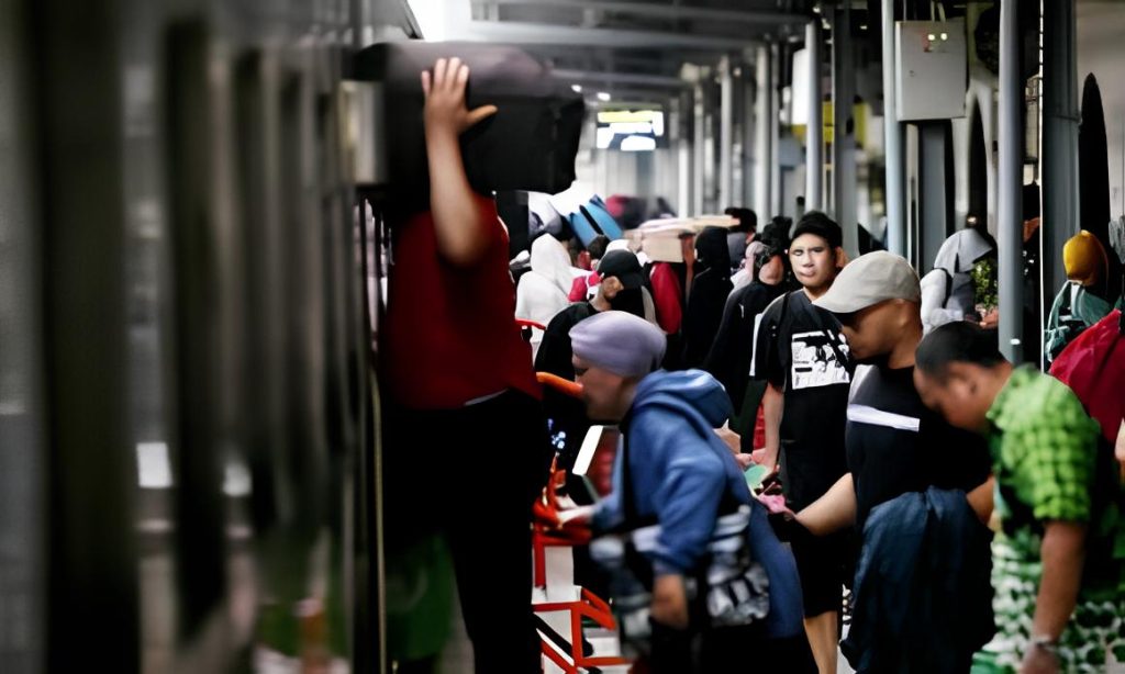 Foto Fenomena War tiket kereta api saat mudik lebaran oleh Jawa Pos