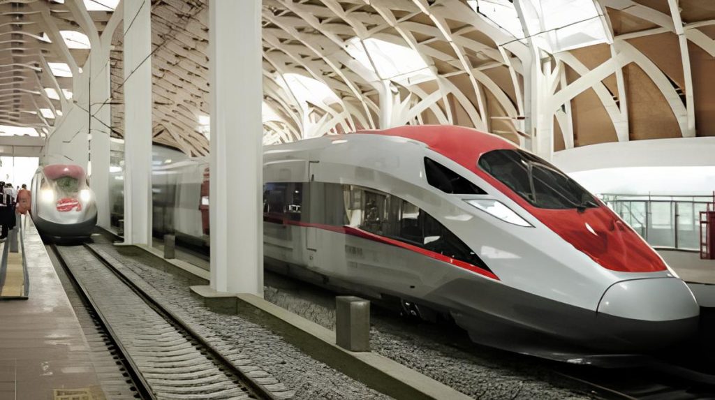 Foto Whoosh yang akan diperpanjang dengan rute Jakarta hingga Surabaya oleh Liputan6.com