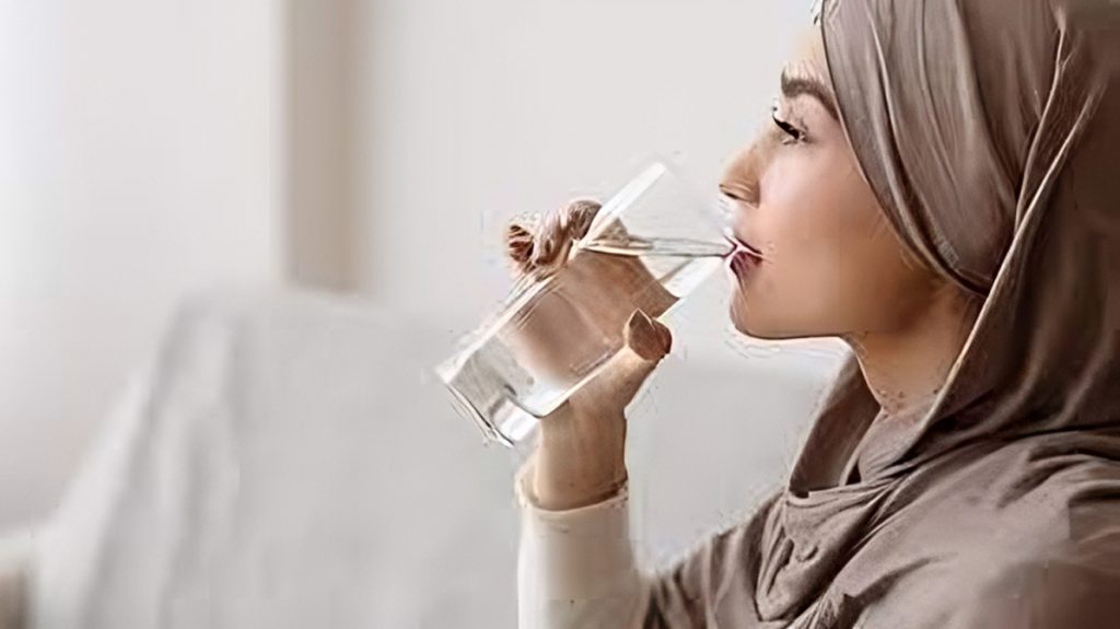 Foto Tips Minum Air putih selama puasa oleh detikHealth