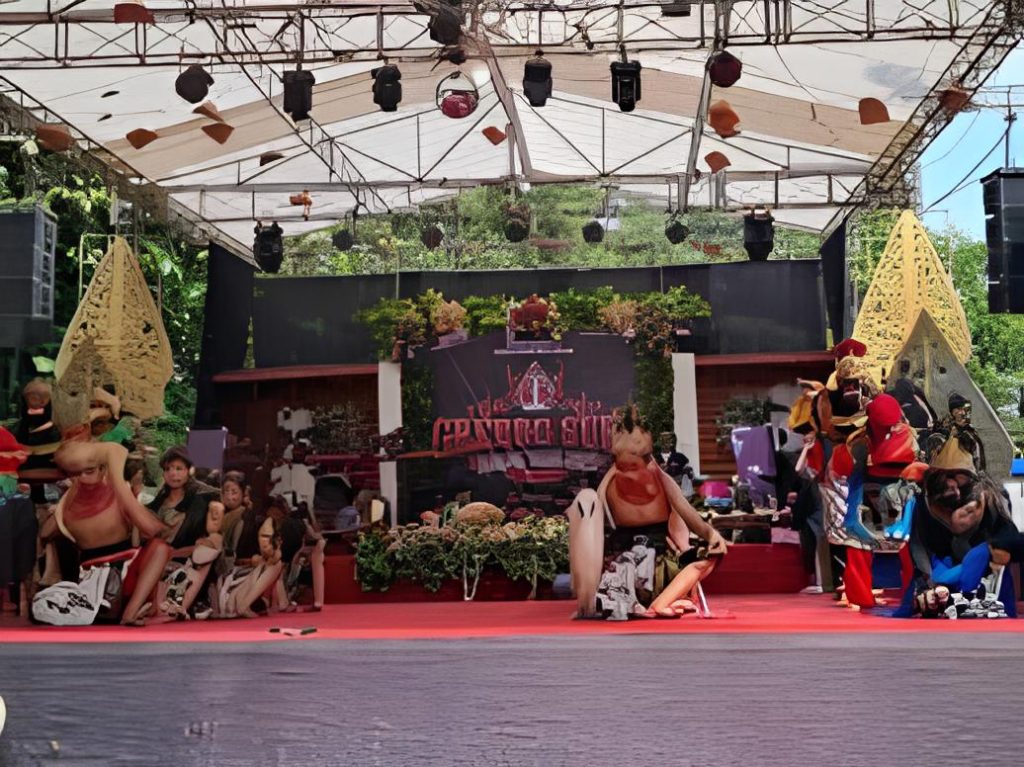 Foto pentas seni dalam kegiatan Grebeg Suro Gunung Tidar 2025 oleh Radar Jogja