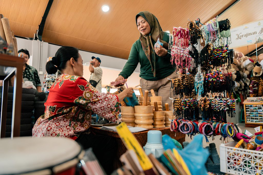 UMKM lokal yang kebajiran rejeki saat peringatan Waisak 2025 di Borobudur oleh PATA Indonesia