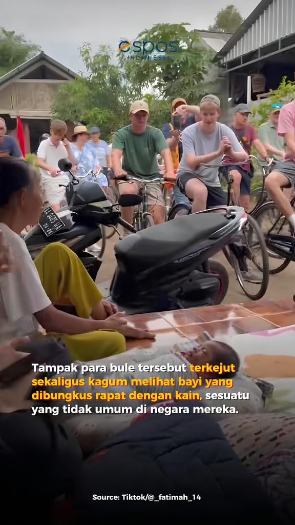 Foto fenomena yang menarik dari wisatawan bule pada tradisi bedong bayi di Magelang oleh Solopos Official