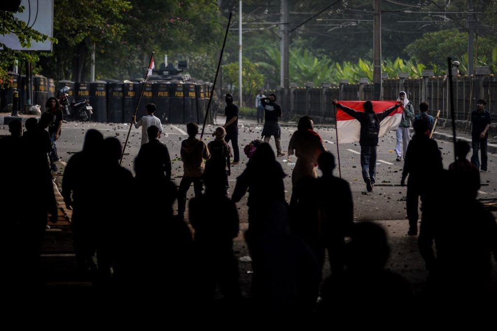 Foto demonstrasi masyarakat ke DPR pada 25 Agustus 2025 hingga menimbulkan kericuhan oleh Kompas Megapolitan