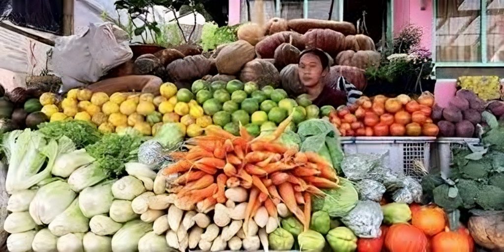 Keanekaragaman buah dan sayur murah yang ada di Pasar Kopeng oleh Travel Kompas
