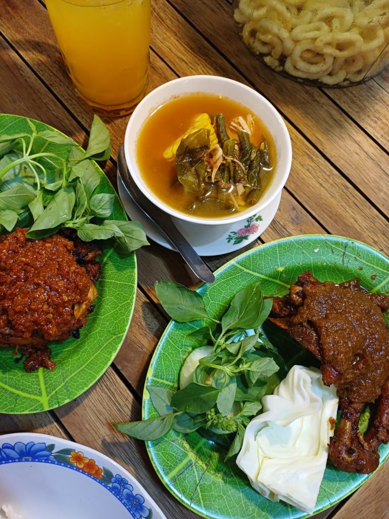Foto kuliner legendaris di Yogyakarta yaitu ayam bakar Artomoro oleh tim Suplemind.id