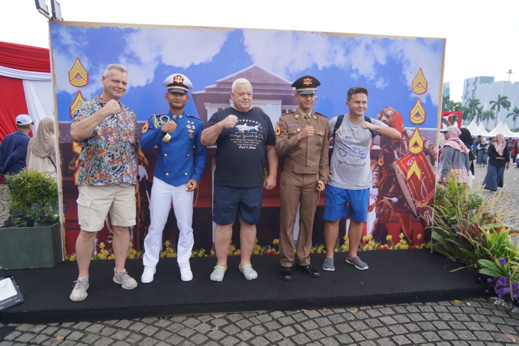 Foto kemeriahan stan Akademi Militer di TNI AD Fair 2025 oleh Akmil.id