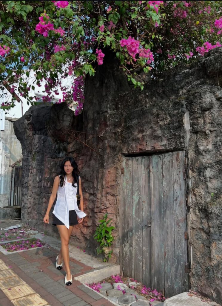 Foto lokasi pohon bougenville yang viral di Kranggan Jogja oleh Instagram sheninacinnamon