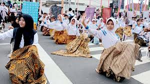 Foto Kemeriahan Magelang Batik Festival 2025 di alun-alun Kota Magelang oleh Magelang Ekspres