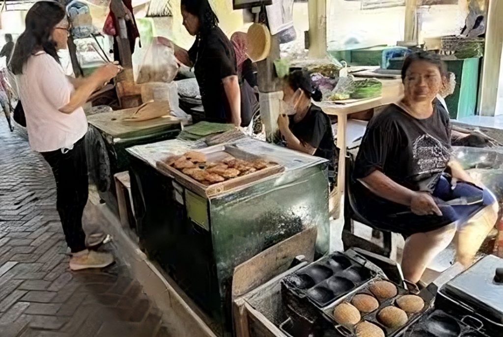 Foto salah satu kuliner khas di Pasar Ngasem yaitu apem oleh Kompas Klasika