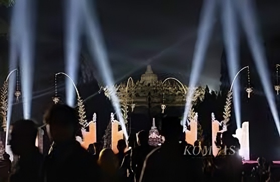 Foto kemeriahan event Borobudur Super Moon 2025 oleh Kompas