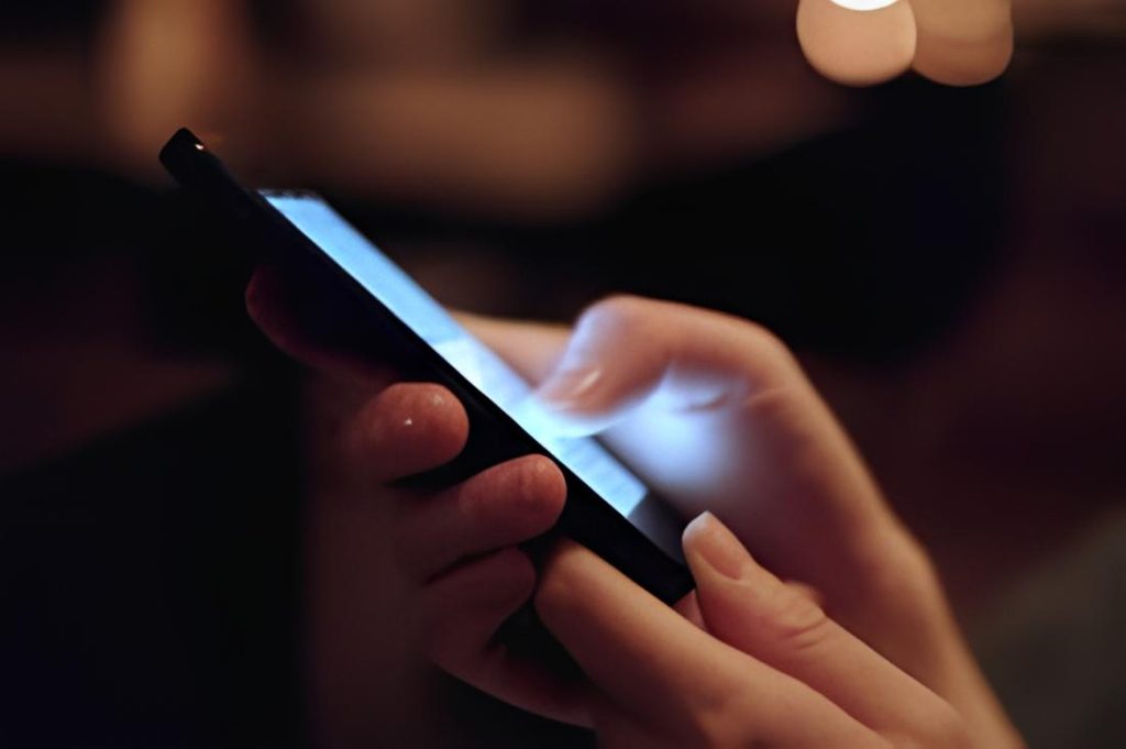 Foto berbagai aplikasi dalam handphone yang digunakan menjadi ruang rahasia perselingkuhan oleh KejarFakta.co