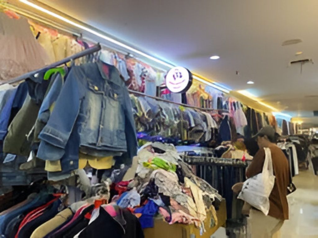Foto trend thrifting yang sempat naik daun dan diminati masyarakat, kini mulai dipukul mundur oleh RRI.com
