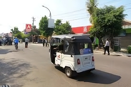 Foto tren bajaj maxride yang ada di Jogja menarik antusias warga dan wisatawan kini diterpa statement dinilai ilegal oleh Radar Jogja