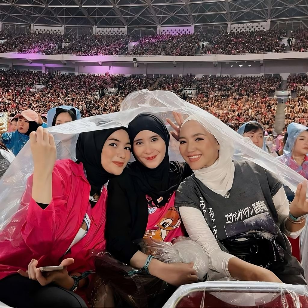 Foto para penonton di Konser Blackpink yang jadi ajang kemeriahaan adu aoutfit oleh Dream.co.id