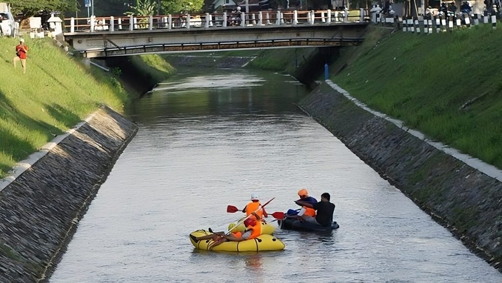 Foto selokan mataram yang bersih dan menyediakan atraksi wisata rafting serta kano oleh detik.com