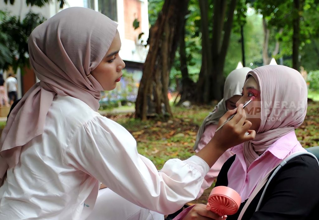 Foto jasa eye-make up kekinian yang ada di konser Blackpink oleh MerahPutih