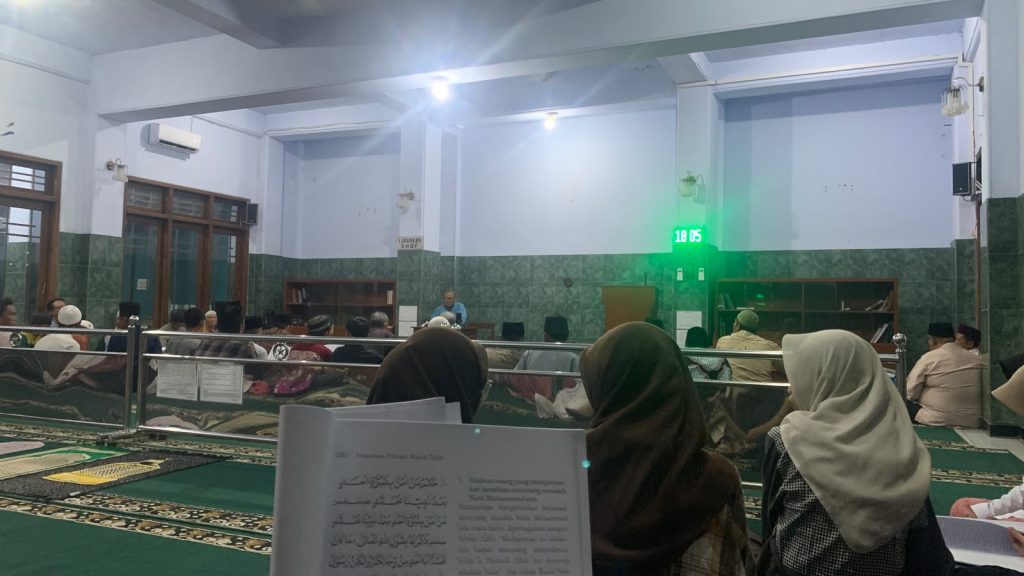 suasana kajian di masjid Daarul Muttaqien